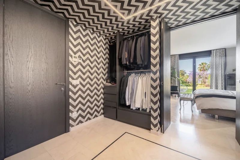 Dressing tapissé de chevrons ouvrant sur la chambre principale