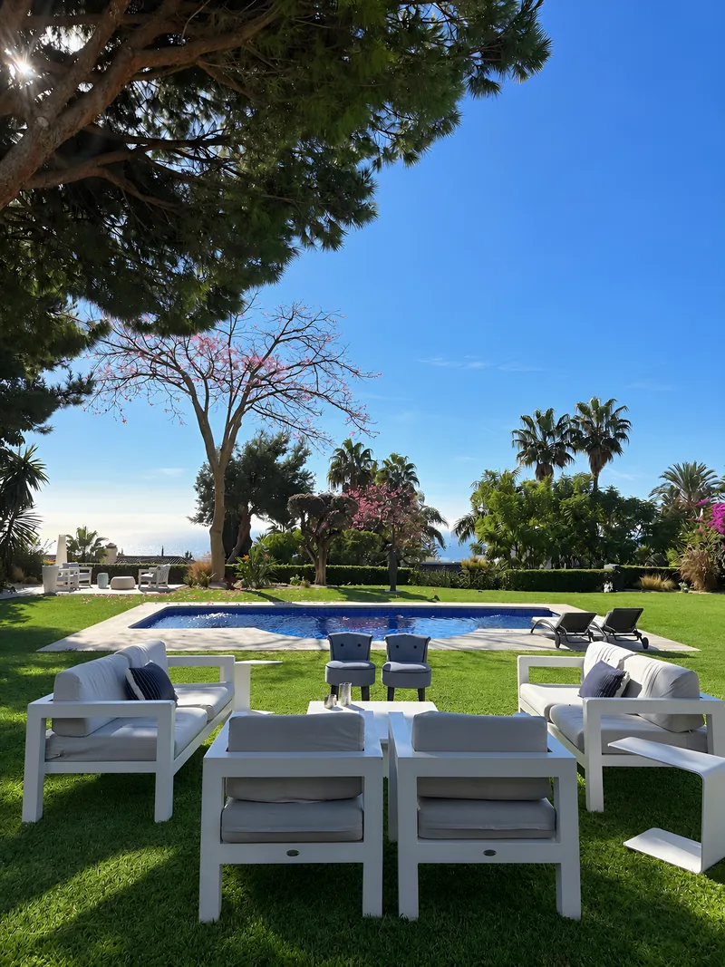 Salon de jardin donnant sur la piscine et la Méditerranée