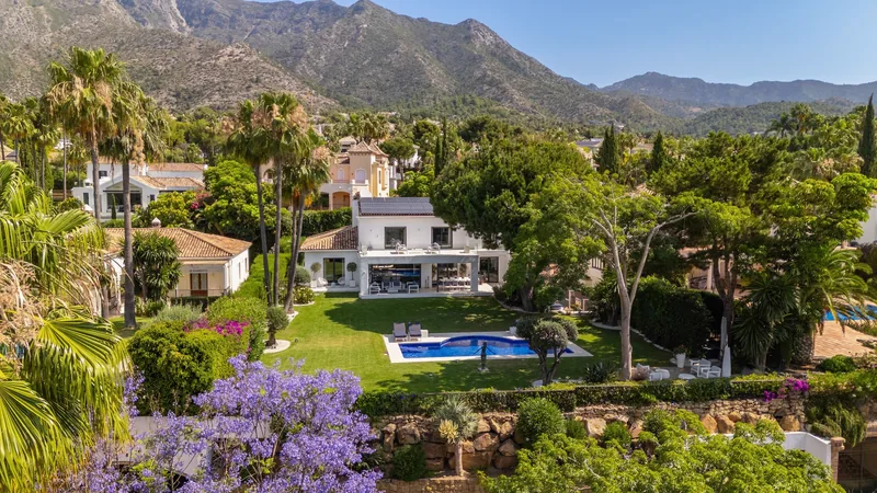 La villa, la piscine et le jardin vus du ciel, sur les contreforts de Sierra Blanca avec La Concha en arrière-plan