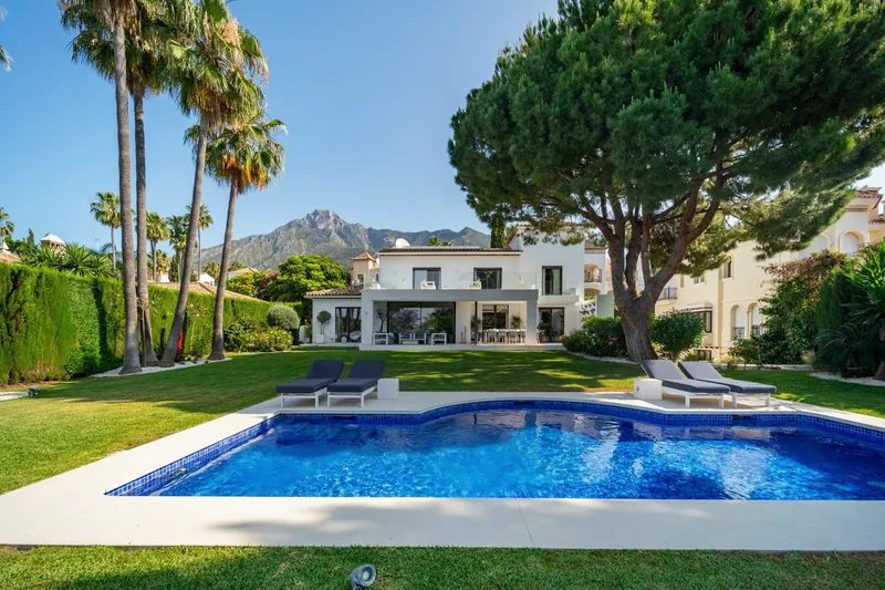 La villa et sa piscine depuis la pelouse, avec La Concha en arrière-plan
